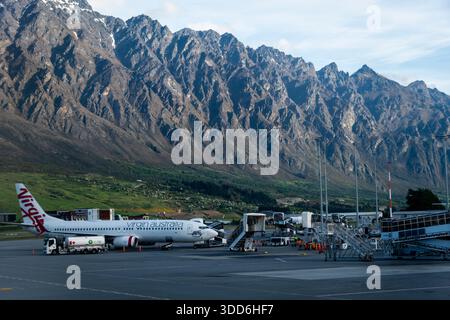 Virgin Australia Airlines, Boeing 737-8FE, Flughafen Queenstown, Otago, Südinsel, Neuseeland. Die Remarkables-Bergkette in der Ferne. Stockfoto