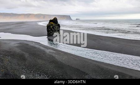 Legendärer Strand von Reynisfjara mit dramatischen Basaltklippen und Atlantikwellen an Islands wilder Südküste Stockfoto