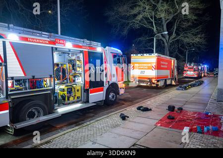 Leipzig - Brand in ehemaliger Stasi-Zentrale Großeinsatz der Feuerwehr bei Kellerbrand, über 70 Feuerwehrleute im Einsatz 21.12.2025 gegen 19 Uhr Leipzig-Zentrum, große Fleischergasse am Sonntagabend kam es gegen 19 Uhr in der Großen Fleischergasse im Leipziger Zentrum zu einem Großeinsatz der Feuer an der ehemaligen Bezirksverwaltung der Staatssicherheit Stasi. Nach Angaben von Feuerwehr-Einsatzleiter brach der Brand im zweiten Untergeschoss des Gebäudekomplexes aus. Dabei entwickelte sich starker Rauch sowie eine erhebliche Hitzeentwicklung, so ein schnelles und koordiniertes Eingreifen Stockfoto