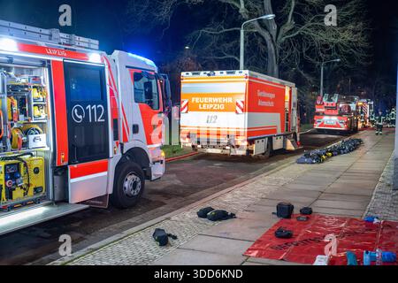 Leipzig - Brand in ehemaliger Stasi-Zentrale Großeinsatz der Feuerwehr bei Kellerbrand, über 70 Feuerwehrleute im Einsatz 21.12.2025 gegen 19 Uhr Leipzig-Zentrum, große Fleischergasse am Sonntagabend kam es gegen 19 Uhr in der Großen Fleischergasse im Leipziger Zentrum zu einem Großeinsatz der Feuer an der ehemaligen Bezirksverwaltung der Staatssicherheit Stasi. Nach Angaben von Feuerwehr-Einsatzleiter brach der Brand im zweiten Untergeschoss des Gebäudekomplexes aus. Dabei entwickelte sich starker Rauch sowie eine erhebliche Hitzeentwicklung, so ein schnelles und koordiniertes Eingreifen Stockfoto