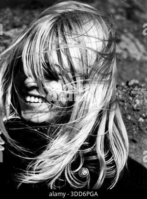 26. Oktober 1966 - Edinburgh, Schottland, Großbritannien - nicht einmal die kühlen Winde Schottlands können dieses strahlende Lächeln der berühmten französischen Schauspielerin BRIGITTE BARDOT unterdrücken. (Kreditbild: © Keystone Press Agency/ZUMA Press Wire) NUR REDAKTIONELLE VERWENDUNG! Nicht für kommerzielle ZWECKE! Stockfoto