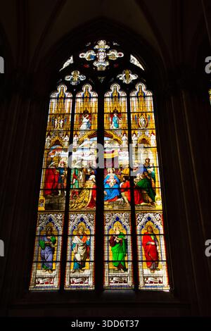 Ein detaillierter Blick auf eines der berühmten Buntglasfenster im Kölner Dom in Deutschland, Mai 2017 Stockfoto