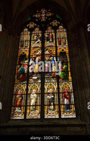 Ein detaillierter Blick auf eines der berühmten Buntglasfenster im Kölner Dom in Deutschland, Mai 2017 Stockfoto
