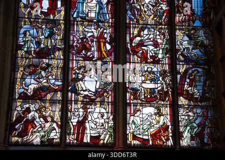 Ein detaillierter Blick auf eines der berühmten Buntglasfenster im Kölner Dom in Deutschland, Mai 2017 Stockfoto