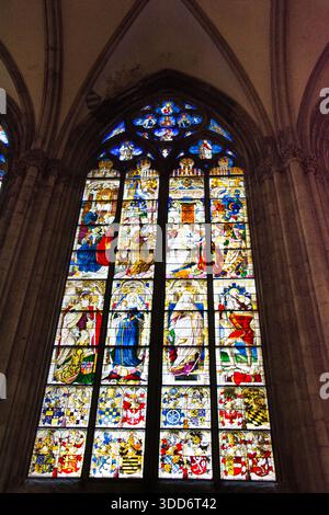 Ein detaillierter Blick auf eines der berühmten Buntglasfenster im Kölner Dom in Deutschland, Mai 2017 Stockfoto