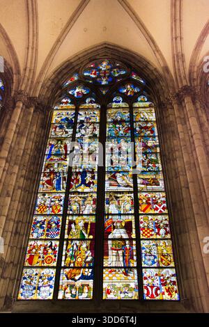 Ein detaillierter Blick auf eines der berühmten Buntglasfenster im Kölner Dom in Deutschland, Mai 2017 Stockfoto