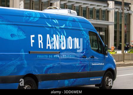 Kanada, Québec, 5. Juli 2025: Blauer Seafood Lieferwagen mit Meeresillustrationen auf der Stadtstraße Stockfoto
