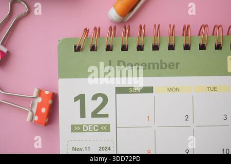Die Kalenderseite für Dezember wurde auf 12 mit rosafarbenem Hintergrund geändert Stockfoto