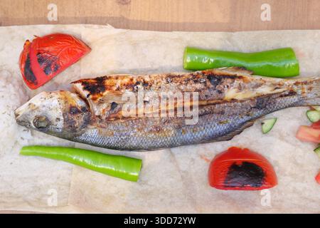 Gegrillter Fisch mit Gemüse auf einem Tisch Stockfoto