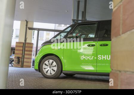 Grünes Auto auf einem Parkplatz, modern und stilvoll unter dem Dach, Deer E-Mobility Shuttle Service, Calw, Deutschland Stockfoto