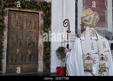 Kardinal James Michael Harvey, Erzpriester des Heiligen Paulus vor der Basilika Mauern, steht dem Ritus der Schließung der heiligen Pforte als Teil des Jubiläumsjahres in Rom vor Stockfoto