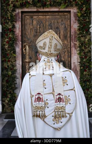 Kardinal James Michael Harvey, Erzpriester des Heiligen Paulus vor der Basilika Mauern, steht dem Ritus der Schließung der heiligen Pforte als Teil des Jubiläumsjahres in Rom vor Stockfoto