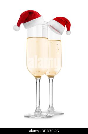 Gläser mit Sekt und kleinen Weihnachtsmännern auf weißem Hintergrund Stockfoto