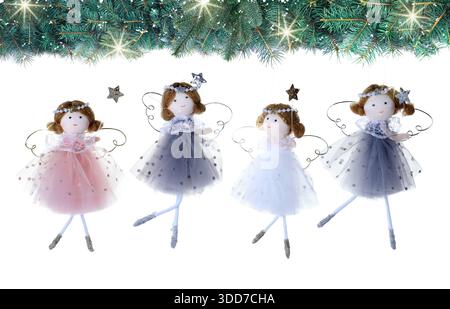 Wunderschönes Weihnachtsdekor und Tannenzweige auf weißem Hintergrund. Bannerdesign Stockfoto