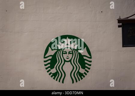 LONDON, GROSSBRITANNIEN. Februar 2025. Starbucks Logo. Starbucks ist eine multinationale amerikanische Kette von Kaffeehäusern und Röstereien. Stockfoto