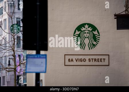 LONDON, GROSSBRITANNIEN. Februar 2025. Starbucks Logo. Starbucks ist eine multinationale amerikanische Kette von Kaffeehäusern und Röstereien. Stockfoto
