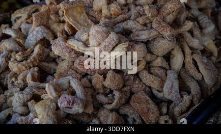 Sichtbare Szene mit klarem Motiv und Material. Knusprige Schweinebauchbacken, Snack Stockfoto