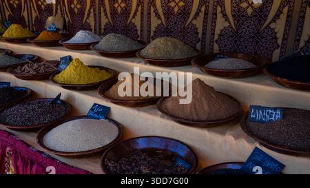 Bunte Gewürze in dekorativen Schüsseln angeordnet. Anordnung Stockfoto