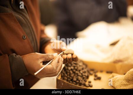 Kenianisches Kunsthandwerk – Herstellung farbenfroher Tonperlen Stockfoto