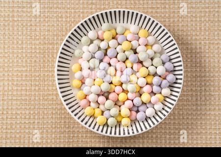 Rohe bunte Mini-klebrige Reisbällchen Tangyuan bereit zum Kochen. Stockfoto