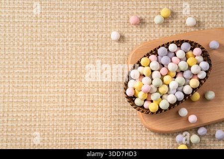 Rohe bunte Mini-klebrige Reisbällchen Tangyuan bereit zum Kochen. Stockfoto