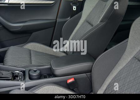 Armlehne im Luxus-Pkw, Vordersitze Stockfoto