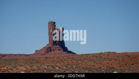 West Mitten Butte zeigt seine einzigartige geologische Formation in der riesigen Wüstenlandschaft von Arizona Stockfoto