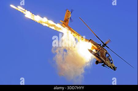 Boeing AH-64 Apache Angriff Hubschrauber fackeln Gegenmaßnahmen während des Fluges. Stockfoto