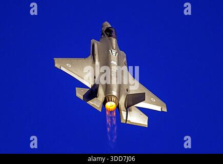 Die israelische Luftwaffe (IAF) Lockheed Martin F-35I (Adir) im Flug mit blauem Himmel Hintergrund Stockfoto