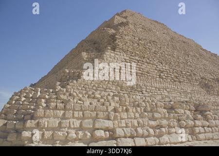 Stufenpyramide von Djoser von unten gesehen, die eine gestufte Kalksteinstruktur in Sakkara im Alten Königreich Ägypten zeigt Stockfoto