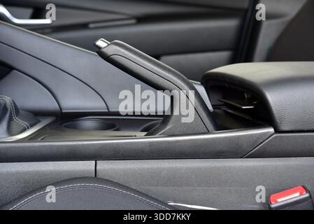 Handbremse im Innenraum moderner Car-up Stockfoto