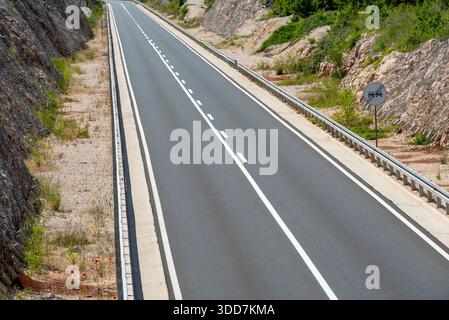 Die offene Straße. Autobahn. Neue asphaltierte Straße. Stockfoto