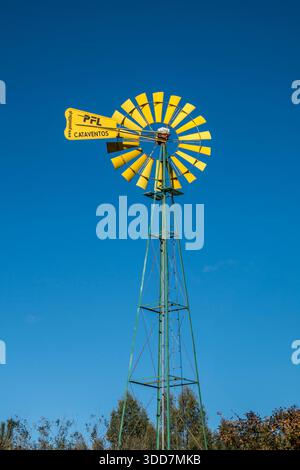 Eine Windkraftpumpe oder Windmühle, die für die Wasserförderung auf einem Bauernhof in Zentralportugal verwendet wird. Dies ist ein häufiger Anblick in ländlichen Gebieten Stockfoto