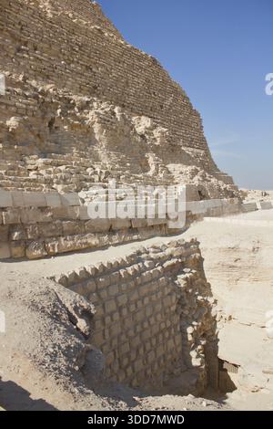 Schritt-Pyramide von Djoser mit antiken Steintempelbauten in Sakkara, der Nekropole des Alten Königreichs von Ägypten unter klarem blauem Himmel Stockfoto