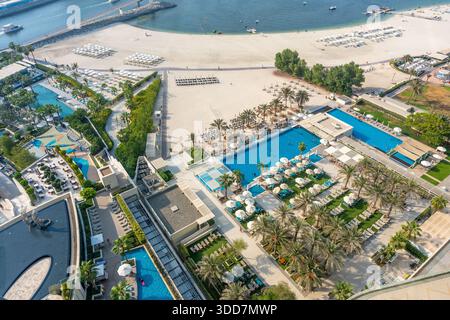 Luxuriöses Strandresort mit Infinity-Pools mit Blick auf den Arabischen Golf und Ain Dubai, Dubai JBR Beach Stockfoto