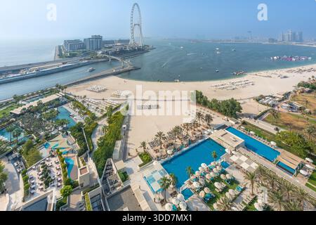 Panoramablick auf den Strand von Bluewaters Island und Ain Dubai mit Skyline von Dubai Marina in der Ferne Stockfoto