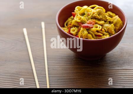 Kochen koreanischer Schüssel Nudeln auf rotem Teller in Makroaufnahme Stockfoto