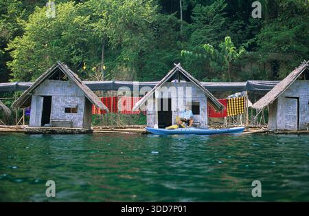 Ein junger Mann entspannt sich in den schwimmenden Bambusbungalows, nachdem er die Gewässer des Khao Sok National Park in Thailand mit dem Kajak gefahren hat. Stockfoto