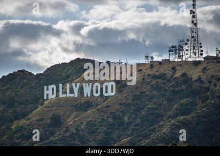 Los Angeles, USA. Am 27. Mai 2010 steht Hollywood als Wahrzeichen vor bewölktem Himmel Stockfoto