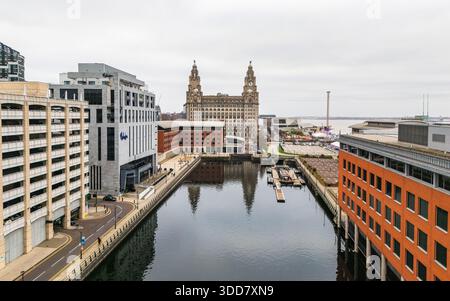 Ein Blick vom Himmel über die stillen Gewässer des Princes Dock in Richtung der Three Graces entlang der Liverpool Waterfront, gesehen am 28. Dezember 2025. Stockfoto