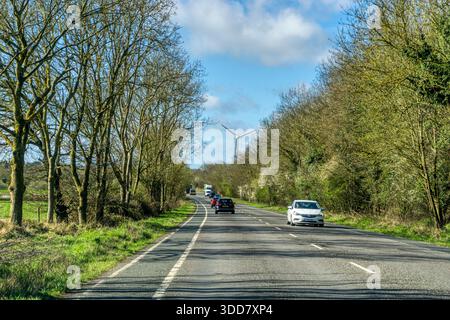 Die A149 King's Lynn Umgehungsstraße mit Blick nach Süden. Die Windenergieanlage ist im Queen Elizabeth Hospital, King's Lynn. Stockfoto