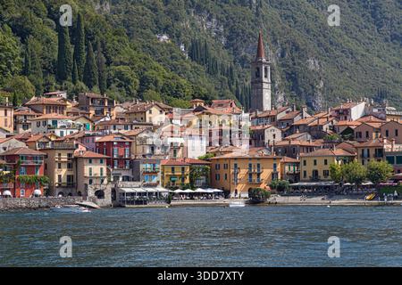 Varenna, Italien - 21. August 2021: Blick auf das Dorf Varenna vom Comer See aus, mit einer kompakten Siedlung am See mit traditionellem Bu Stockfoto