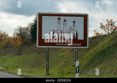 Deutschland, Bayern, Allgäu, Isny im Allgäu, Tourismus, Autobahn, Sehenswürdigkeiten, Straßenschild, touristisches Hinweisschild, historische Altstadt, Stadtansicht, Kultur, Architektur, Stadttürme, Kirchtürme, Stadtmauer, Denkmalpflege, Altstadterhalt, Kulturerbe, Regionalgeschichte, Städtereise, Fremdenverkehr, Straßenverkehr, Beschilderung, Orientierung, Reiselandschaft, Kulturregion, Süddeutschland, historische Bauten, Touristik, Straßeninfrastruktur, Verkehrszeichen, Reisefotografie, Landschaft, Herbst, Bewölkung, Infrastruktur, Mobilität, Verkehr, Stadtmarketing, Kulturdenkmal, Altstadttou Stockfoto