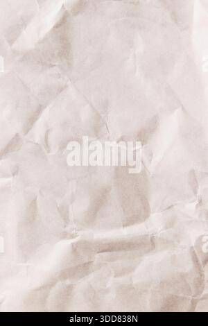 Weiche beige Papierstruktur mit dezenten Falten und Naturfaserdetails für einen warmen, minimalen Hintergrund mit sauberem Kopierraum Stockfoto
