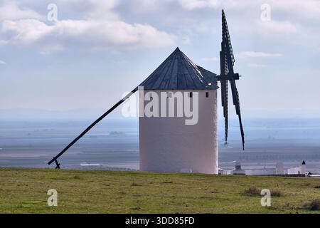 Berühmte Windmühlen von La Mancha Spanien historische weiße Windmühlen auf grünem Hügel in Campo de Criptana Castilla-La Mancha Regional Stockfoto