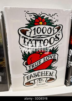 London, Großbritannien - 12. Dezember 2025: Cover mit auffälligem Tattoo-Herz-Design mit Bannern und Blumen aus einem Taschen Kunstbuch. Stockfoto