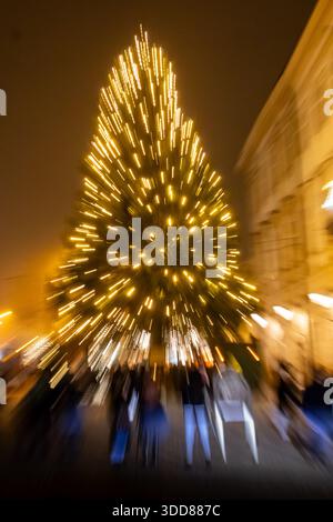 Ein fesselndes abstraktes Foto fängt das Wesen der Weihnachtszeit in Salzburg ein. Lichtwege wirbeln und konvergieren zu einer stilisierten Baumform Stockfoto