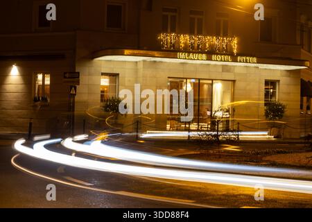 Ein Langzeitfoto fängt die festliche Atmosphäre des Hotel Pitter in Salzburg bei einem weihnachtlichen Fotospaziergang ein. Leuchtende Weihnachtslichter zieren das Stockfoto