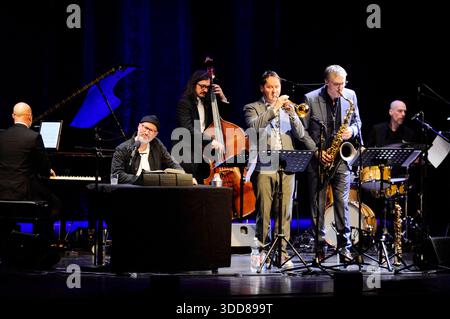 Der deutsche Schauspieler und Sprecher Benno Fürmann mit dem Martin Auer Quintett im Essener Grillo-Theater. Deutscher Erzähler und Schauspieler Benno Fürmann mit dem Martin-Auer-Quintett in Essen. Essen NRW DEUDEGERMANYDEUTSCHLANDALLEMAGNE Stockfoto