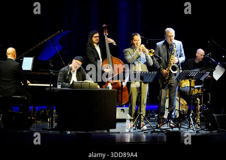 Der deutsche Schauspieler und Sprecher Benno Fürmann mit dem Martin Auer Quintett im Essener Grillo-Theater. Deutscher Erzähler und Schauspieler Benno Fürmann mit dem Martin-Auer-Quintett in Essen. Essen NRW DEUDEGERMANYDEUTSCHLANDALLEMAGNE Stockfoto